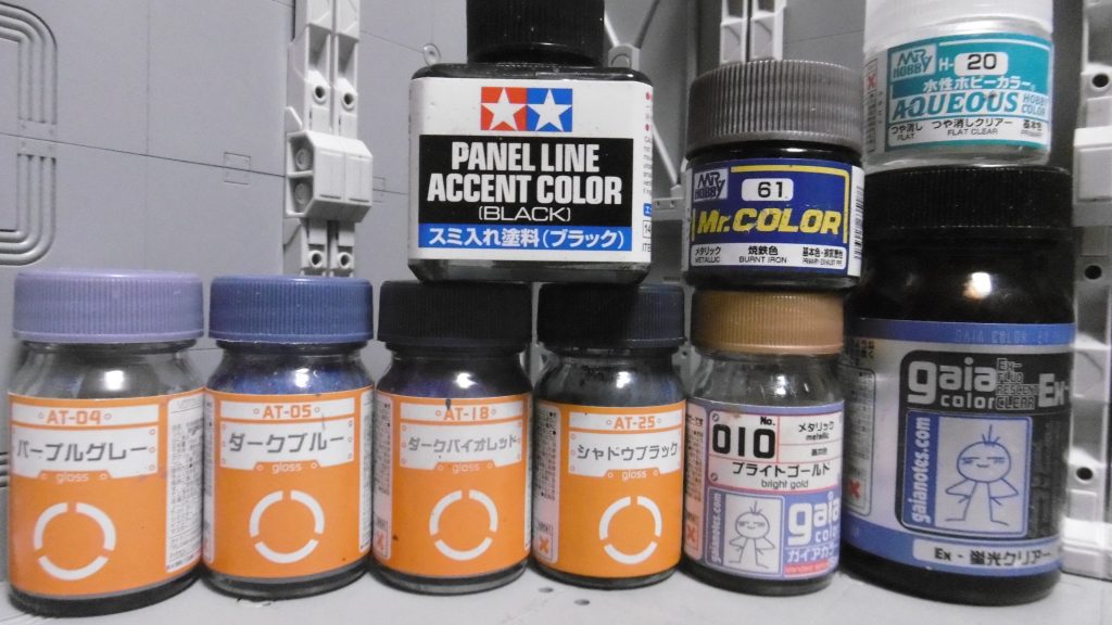 ガンプラを作っているのにボトムズカラー中心（いつもの）今回は頭部センサー類にのみシールを使い、他は筆全塗装でした。専用カラーには理想的な色が多くて、つい多用しがちになりますね。バーチャロンカラーにも良い色揃いでよく使います。あまり再販機会に恵まれないのが難点で、だんだん使い難くなってきそうです。余談なのですが、ちょうどこの文章を打っている終了間際に、一切の警告も無くパソコンがいきなり落ちました（画面ブラックアウト）再起動後に投稿フォームを見たら、３時間以上かけて書いた文章が真っ白。しかし、こまめに下書き保存をしていた事で再開地点が数十分前の文章だったのと、データ破損していなかったのが幸いでした。でも再起動後に見た下書き保存ページは表示がかなりバグっていて、後半文章が消えてて焦りました。改行で直って良かったです。皆様も最悪の事態にならないよう、こまめに下書き保存しながらの編集を強くお勧めします。何時間もかけて書いた文章が消えると泣きたくなりますね。ええ。