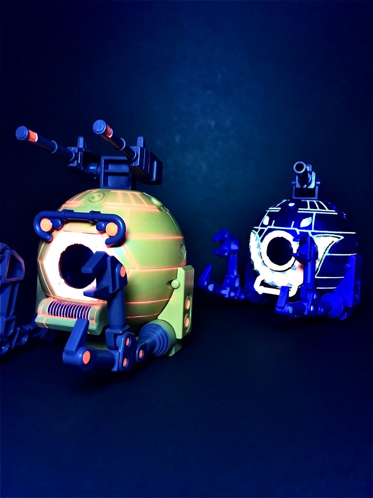 蛍光塗料も墨入れ以外は結構発色しているのである程度面積があればOKですね。逆に広い面積を蓄光で塗るのが厳しいですね〜。めちゃムラになります。「やっぱりムリー！！　タタタッ」