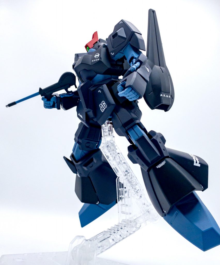 頭部の赤い差し色がイカします！