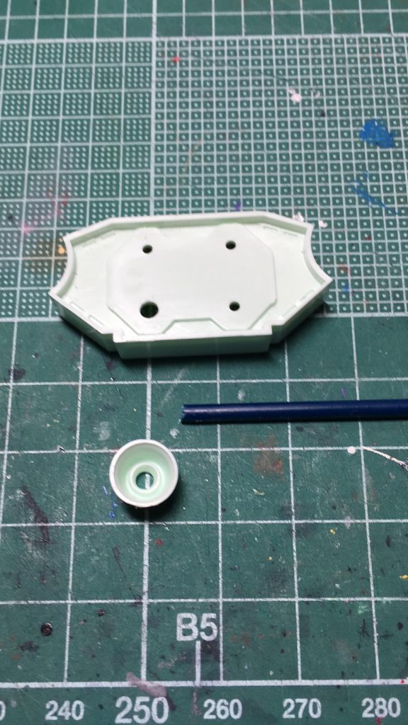 今回は初めて製作ストーリーも投稿しましたが、こちらでは製作ストーリーに投稿していない写真を掲載。 バーニア類の後ハメ加工で、4つまとまっているメインバーニアは2.5mmランナーで接続しています。