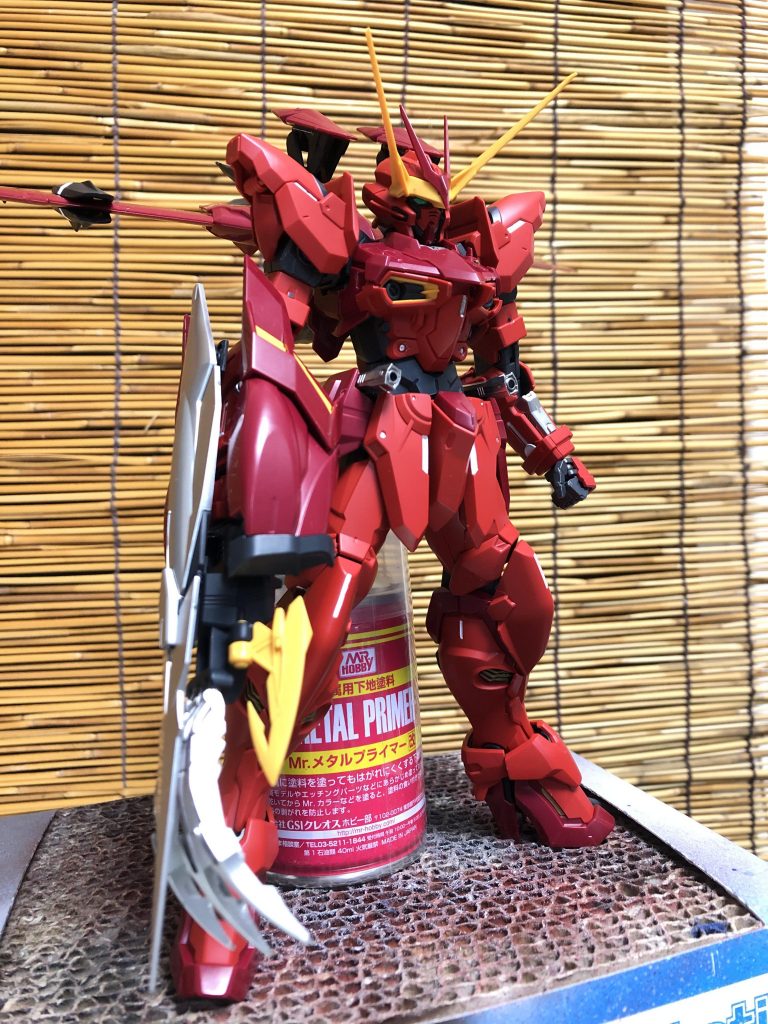 赤一色で単調になりがちなのでシルバーの各部分はガイアノーツのクロームシルバーでキラッと光る様に塗装しています。  