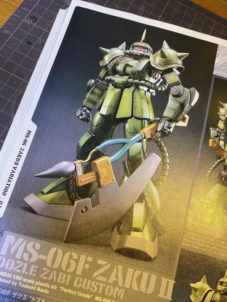 エングレービングにプラ棒を使うのとメタリックな本体色は、20年前に憧れた『ガンプラマニュアル1』掲載、池田正氏によるPGドズルザクへのオマージュでもあります。全然違うけど笑。