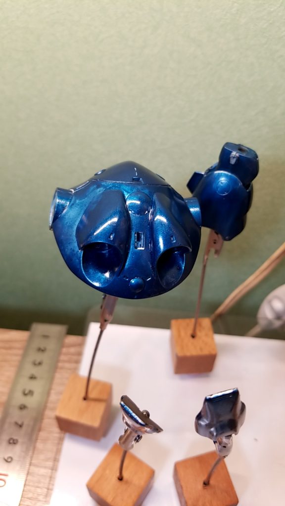 本体はシルバー塗装した上にメタリックブルーで筆塗りして磨いてキャンディー塗装に挑戦してみました。