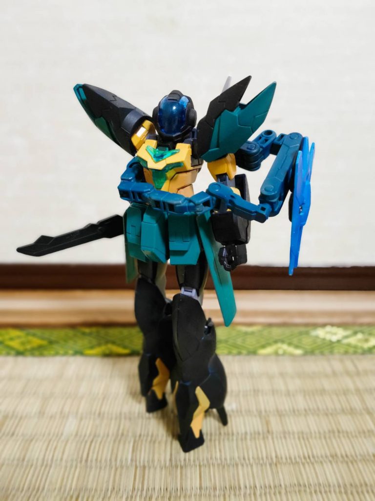 頭部を差し替えて、完全に心を閉した闇的雰囲気のエゴイストにもできます!能力封印状態ってところでしょうか。真っ黒のバイザー付きにしたことで帽子を深く被っているようなイメージにしました!(実際そう見えるかどうかは置いといて)