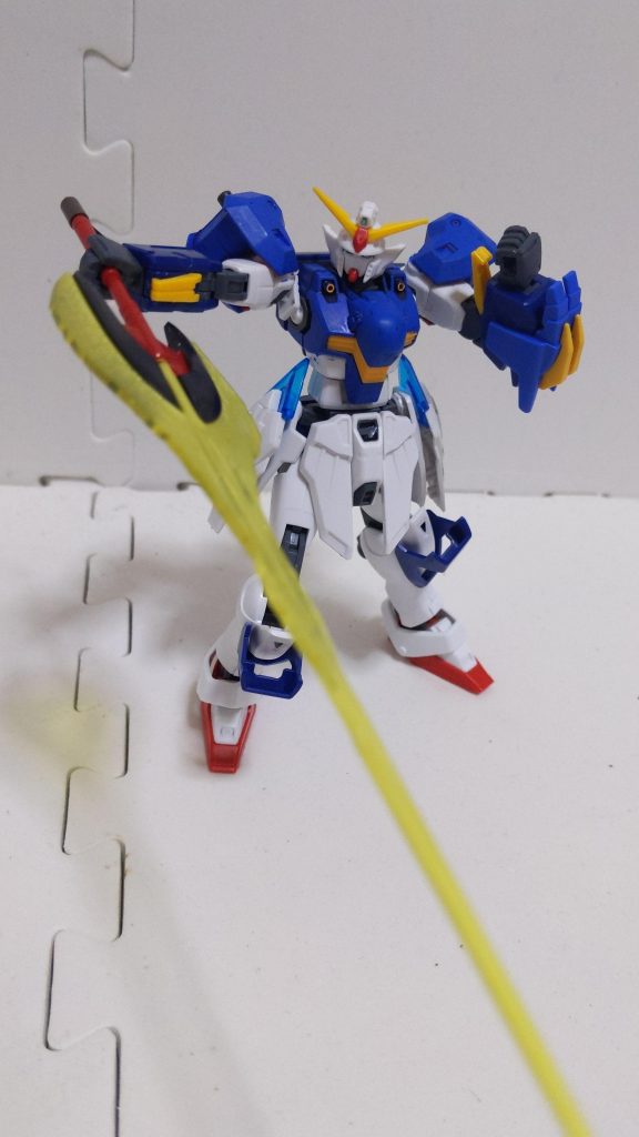 このガンプラはとある初心者ダイバーが模型雑誌でガンプラの改造作例を作っている父親のアドバイスを参考に自分の好きな要素を取り入れたガンプラです。(←設定)メイン武装は一番好きなガンダムであるエピオンのビームソードを模倣した物となっています。更には左腕にナックルガードがあり、高威力のビームソードで牽制して左腕で殴るという戦い方ができます。