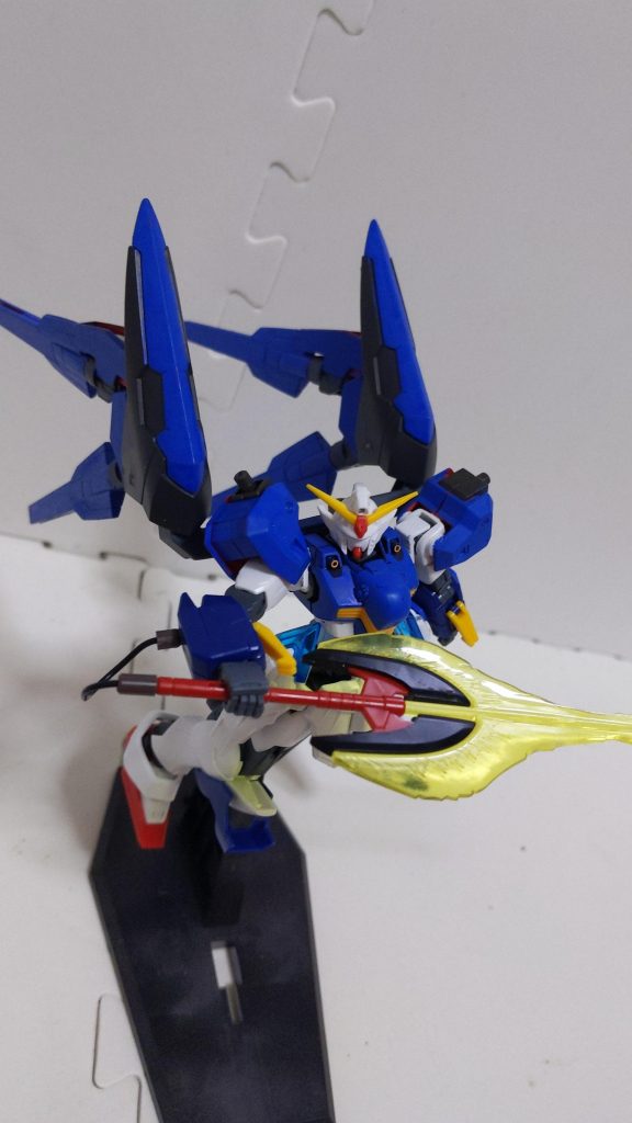 このガンプラの基本性能は近接戦闘に寄っていますが、エクステリアを追加する事で本来の性能とは別に必要な機能を追加できます。現在はまだブースターとドラグーンを搭載した「シムルグエクステリア」のみですがさらなる機能強化が見込めます。(見た目は完全にリボーンズのファングですが設定上はドラグーンです)