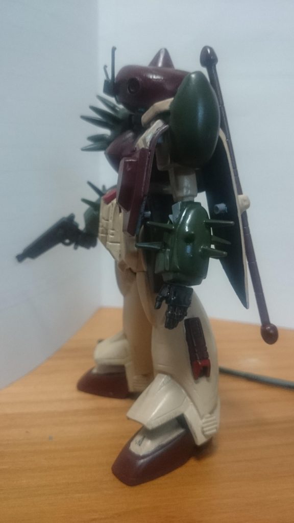 横 テンガロンハットはパテ。出来れば流用出来るパーツがあれば良かったんですが、無くて…円形でフィンがあって…そんなパーツあります？