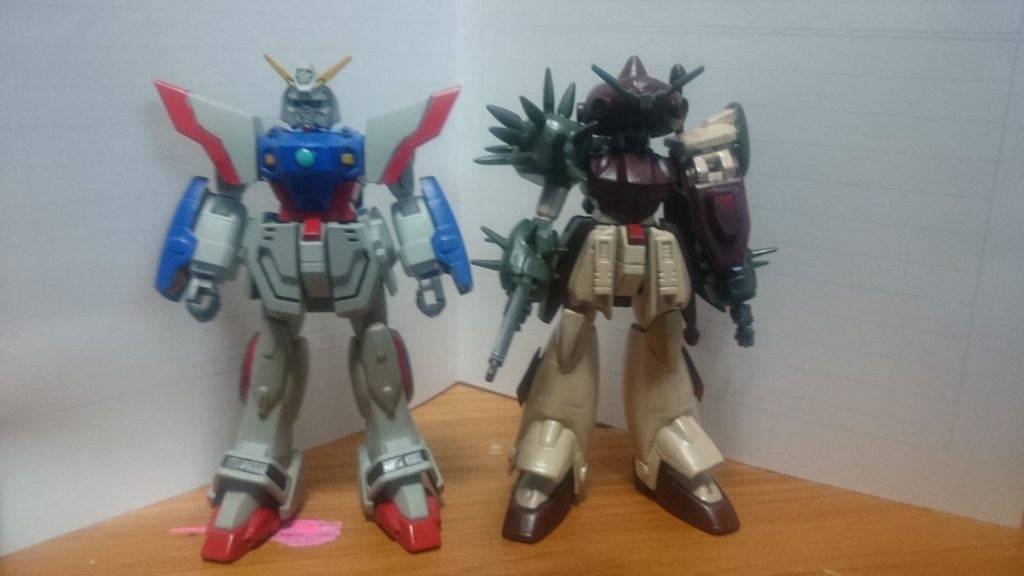 ライバル？のシャイニングと一緒に。ビルドダイバーズでは銃を持っていたので、マックスターから拝借しました。似合います。一応トライデントも製作しております。