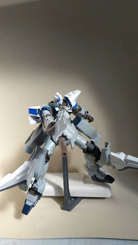 さらにデルタ・スタイン本体の膝部にはビーム砲とIフィールド発生器を内蔵した複合装備を搭載している。しかし後方にはIフィールドが届かない為狙われたら爆散してしまうというリスクがあるが、そもそも狙っている間にあまりにも速すぎるために照準を定められないのでこの課題はクリアしているも同義である。その代わりにパイロットにはかなりのGがかかる為専用のパイロットスーツが義務付けられる。この高機動を活かして、敵拠点に一撃離脱戦法を可能にしている。さらにプロペラント・ブースターの接続ユニットごとパージ可能な為デッド・ウェイト化を防いでいる。武装は頭部バルカン砲とハイメガ・ビームライフル、膝部ビーム砲、Iフィールド発生器、超高高度ハイメガビームキャノン、大型ヒート・ソード、五連装中型ミサイルポッド、大型メガ粒子砲