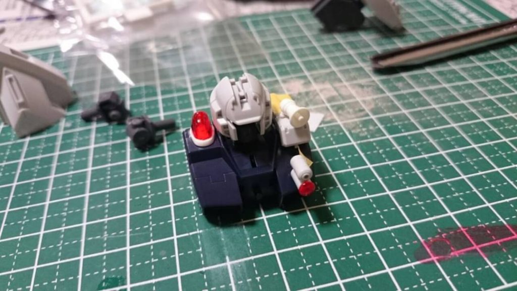 パトカーのプラモからパーツを拝借したり、ジャンクを使ったりしました。