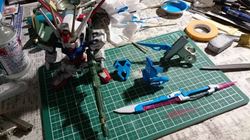 たしかランチャーパックが一番めんどくさかった思い出がありますね、パーフェクトのアグニはFGのとは違って横からグリップが出てたりでSDで同じようになるように調整して、HGのグリップをアグニに穴開けてから付けました。肩のシールドの所だけHGの付けたり…。ソードのブーメランはHGのがそのままSDに付いたのはビビりましたね。