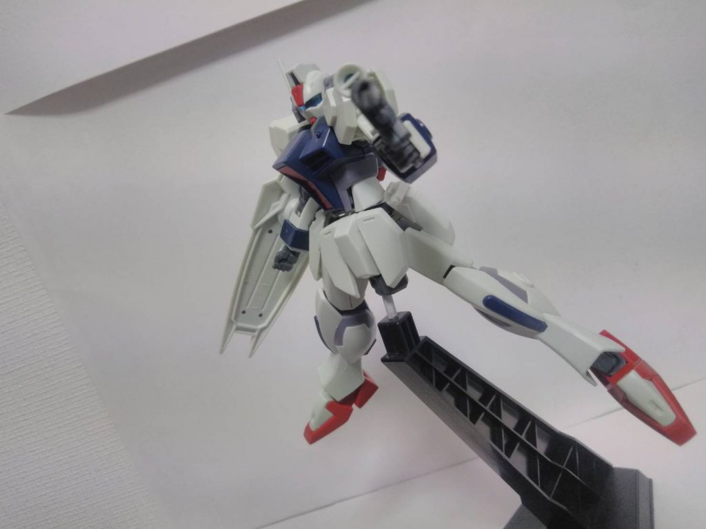 左利きポーズ自分が左利きでも違和感ありますね