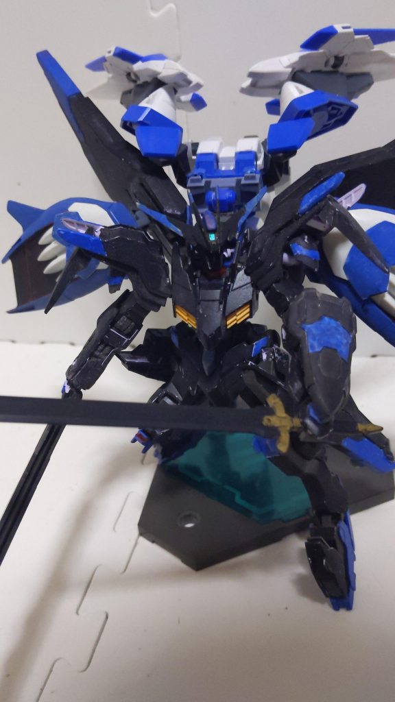 GBNでは「六枚羽」とか呼ばれています。オーライザーと合体した事によりそれまではサブエンジン扱いだったツインドライヴの粒子制御能力が向上してトランザム……はできないけど最大出力が大幅に上昇。当然オーライザーの武装も使用できる為、攻撃手段が増えました。