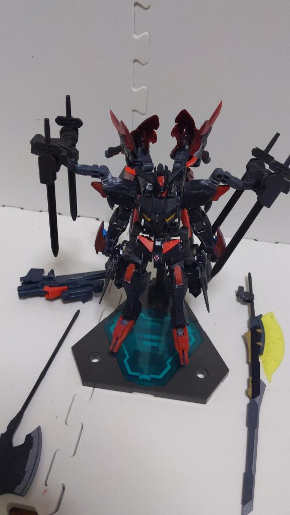 新たにソードビットを2つ追加して相手のファンネル系兵装への対策がされています。ガンダムフレームのツインリアクターにミノフスキードライブとその副産物としての光の翼、さらにヴォアチュールリュミエールなどの機能を積んだ戦略的モビルスーツとしてのバエルがこのガンプラです。出力と反応速度にステータスが振り切ったピーキーな機体である為、本機のダイバーであり上位ランカー「カラスマ・ユウゴ」にしか使いこなす事はできないと言われています。ツインリアクターとミノフスキードライブによる莫大な出力を阿頼耶識の反応速度で制御するかなり無茶な機体です。(ついでに燃費がかなり悪い。長期戦が苦手)