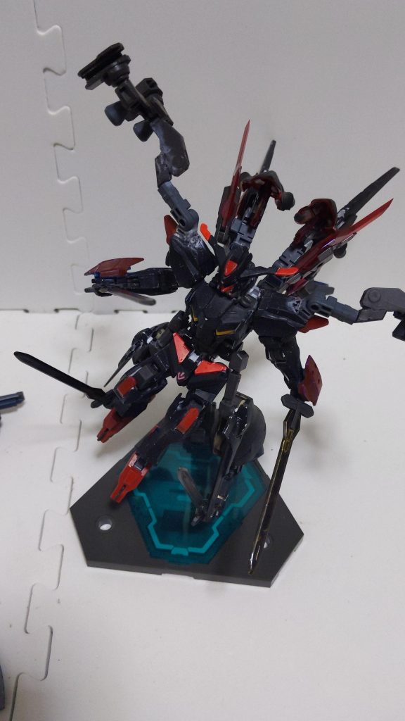 ミノフスキードライブの加速と各部スラスターによる複雑な機動調整により高い出力のわりに変則的な軌道が可能です。一度間合いに入られるとまず逃げられません。しかし間合いの外からでもヴェスバーやバスターライフルを撃つので油断できません。弱点 燃費の悪さ、防御面がほぼナノラミネートアーマー依存、必殺技使うとエネルギー切れになる、性能がピーキーな為ダイバーの実力に依存