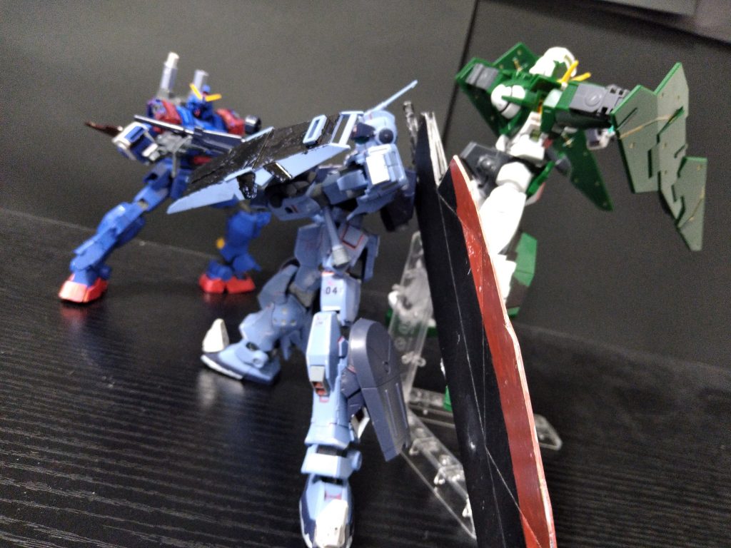 デュナメス【気を抜くなよ捕まったら即労働行きだ】ストカス【こっここまでくればもう…】ペイルライダー【はっあそこ!】