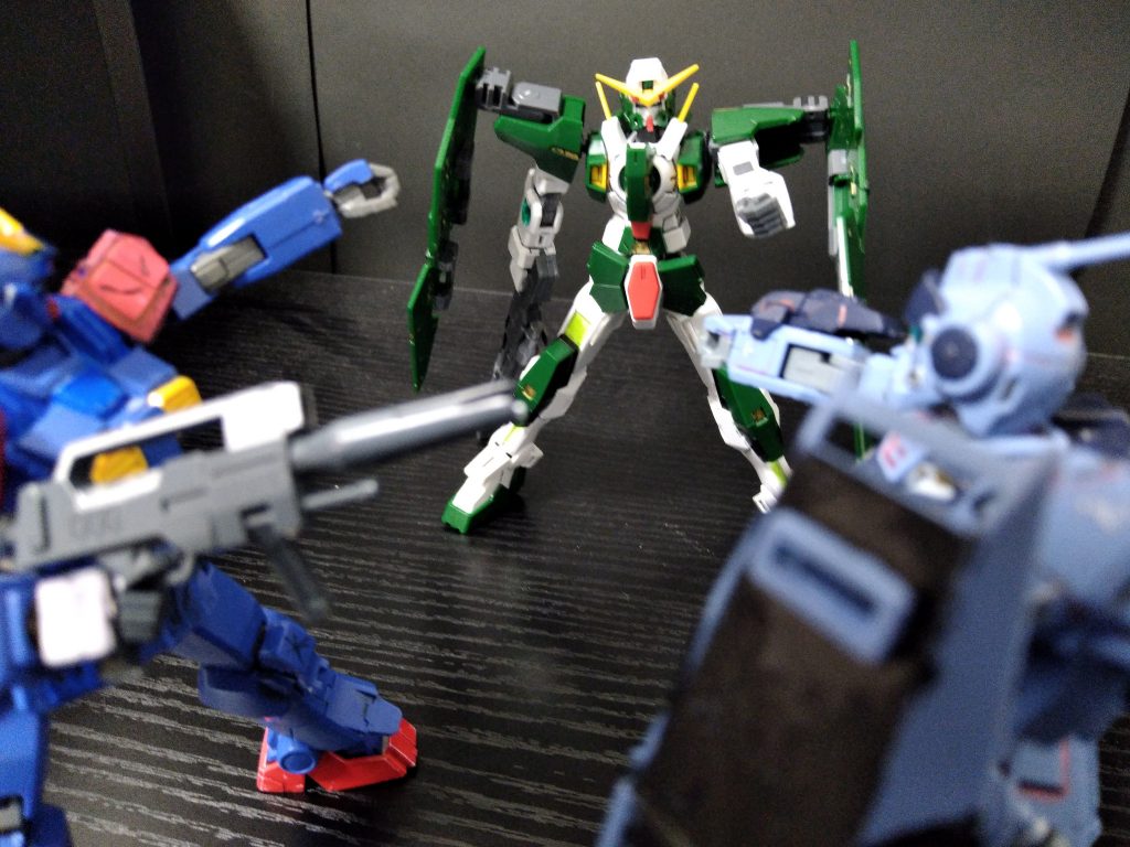 ペイルライダーソーシャルディスタンス!デュナメス【お前が呼んだんだろ!】ストカス【あはは…なにそれ?】【三人で自由を手に入れる】 デュナメス【三人って私も?】ペイルライダー【そりゃもちろん!あんたがいないと始まんないでしょ!】ストカス【でもどうやって抜け出すの?】ペイルライダーそれはねえデュナメス【…】デュナメス【ここまでくれば】ストカス【さっ…さっき聞いたよそれ!】