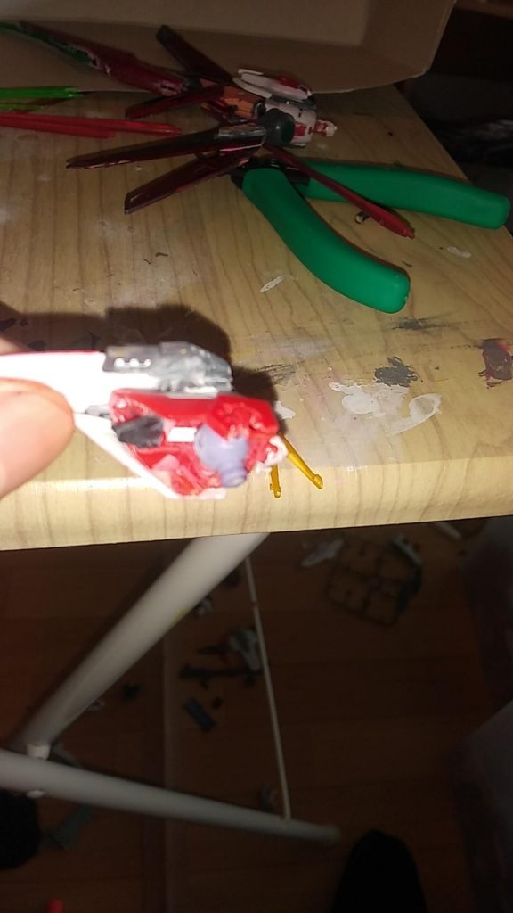 後ろの左肩の部分に穴を開けようとしましたか。開ける位置を誤りこうなってしまいました以上(投げあり)