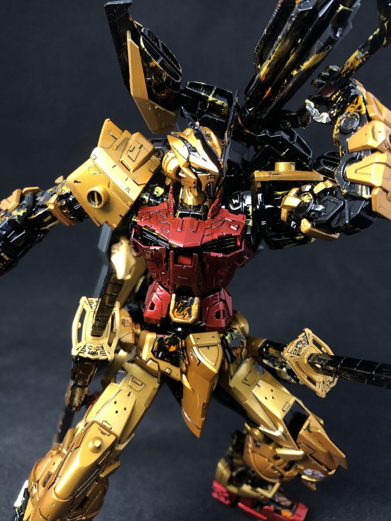 両側に装備した菊一文字も虎徹も抜けるけど、背中に携えたデカい得物に手をかけた姿っていいじゃない??膝周りなど、一部のパーツは左右非対称にしてます。