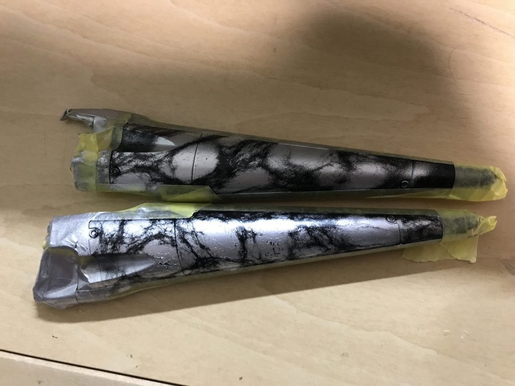 ラップ塗装の部分が写ってる写真が無かったのですが、大理石塗装部分の下地はシルバー、ラップ塗装部分の下地はゴールドで塗り分けてます。色に違いが出るかと思ったけど缶スプレーでそれをやるのは難しかった……