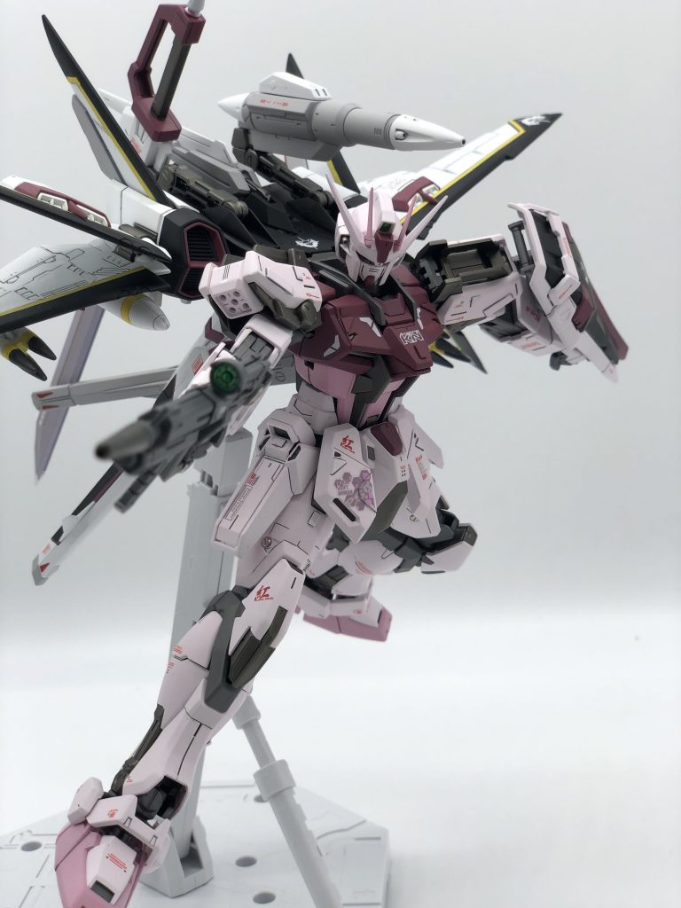 背負い物がゴテゴテしてるのに、様になっててかっこいいですね。