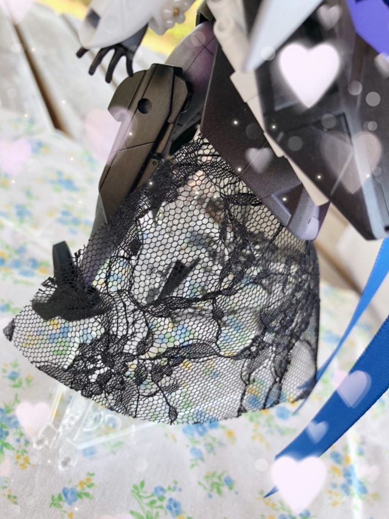 メイがリアルの世界で着ていたドレスをイメージして、黒をベースにしたレースをスカート部分に付けました.。.♡あまり黒ばかりだと重たいので、レースの透け感がちょうどいいかなと思います♪