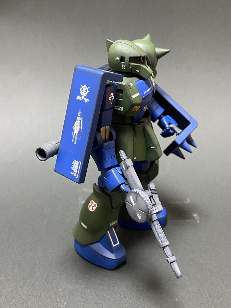 ザクレディのデカールも貼ってみましたが、コレを貼るともっと汚れた感じにしたくなりますね。