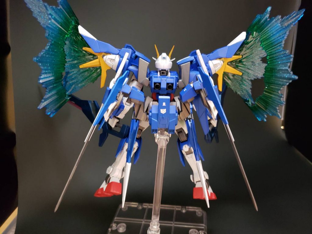 後ろから見た感じです。腰にはダブルオーダイバーエースの装備のスーパーGNソードⅡを2本装備。腰背部にはGNビームサーベルを2本装備。