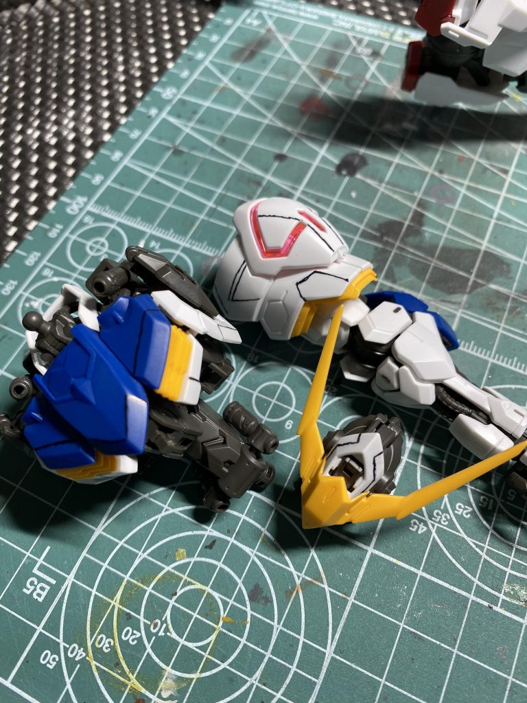 筋彫りをする為、マッキーなどで彫る箇所を線を引き。