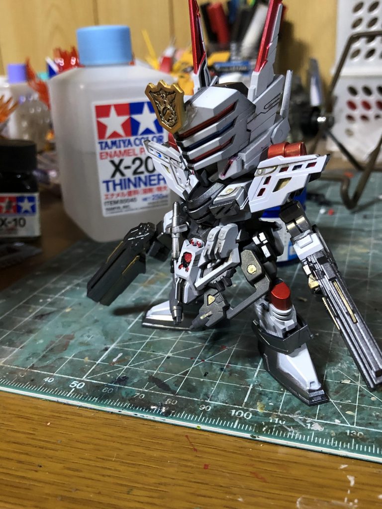 ほぼ本体完成時。カラーリングをオリジナルにしたおかげで、結果的に塗り分けを減らせたのは正解でした(笑)これ、色変更無しの全塗装のハードル相当高いです😅