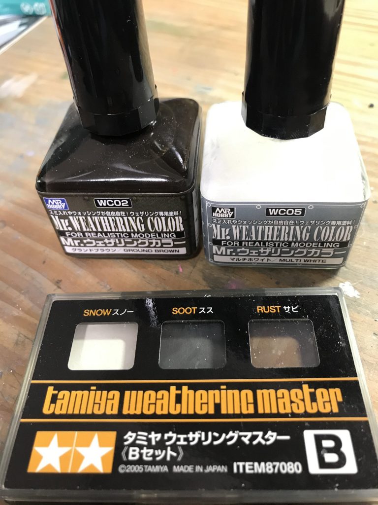 今回は汚しの練習として作りました。タイガで働く旧ザクとして、カラーは針葉樹に紛れられるものをチョイスしました。汚しはウェザリングカラーのマルチホワイトとウェザリングマスターのスノー、足回りはウェザリングカラーのグランドブラウンを使用しました。