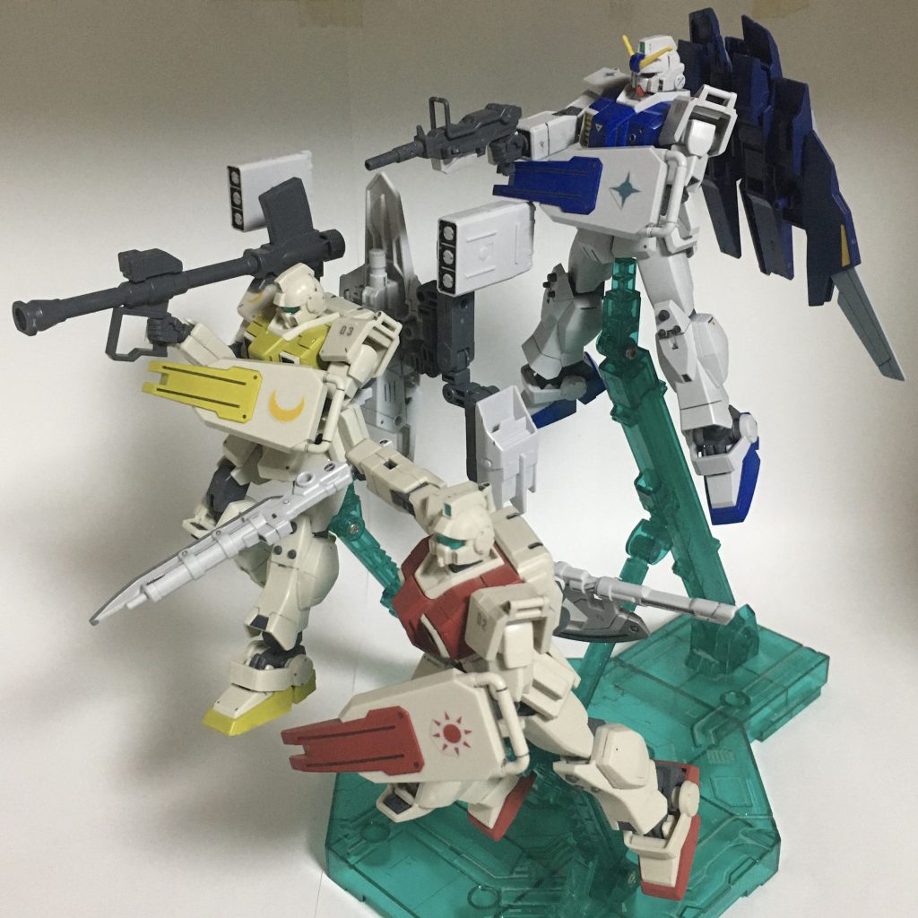 3機の機体には右肩とシールドにそれぞれモチーフの異なる自作シールが採用されている。青い機体には星、赤い機体には太陽、そして、黄色の機体には月を模したものが使われている。