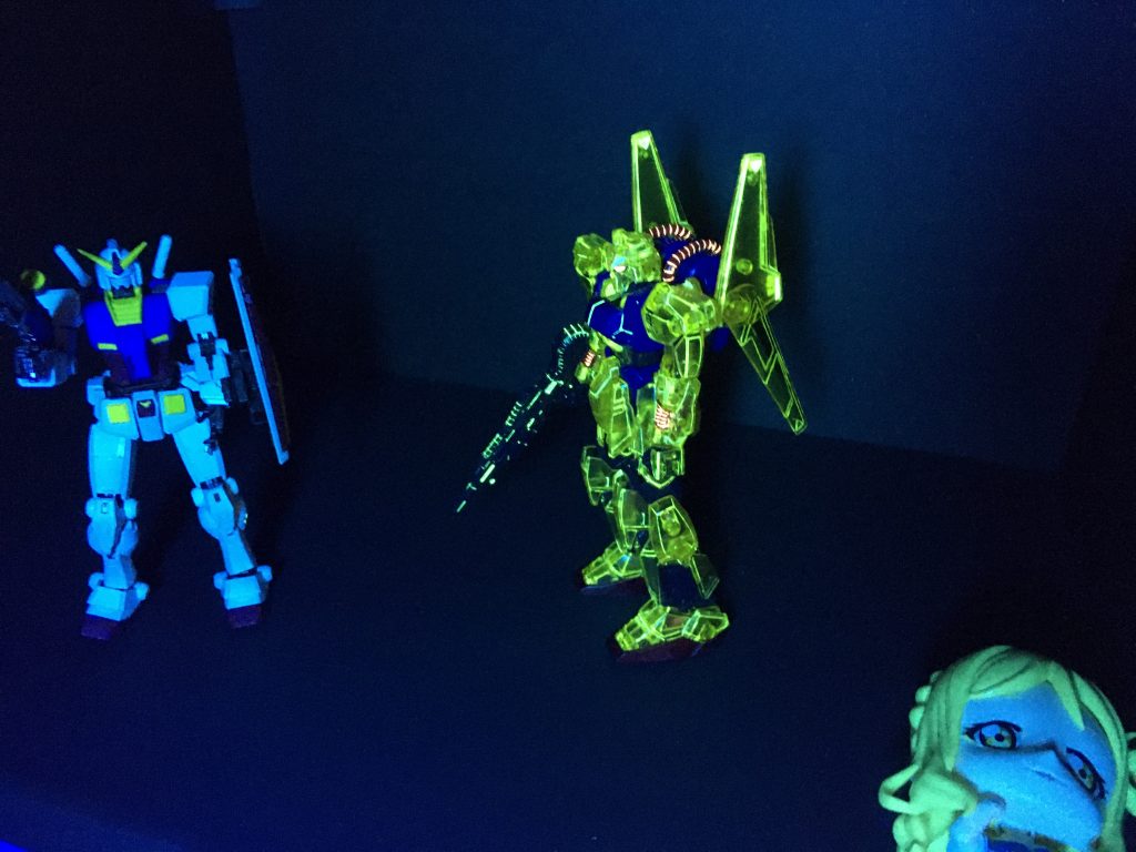 普通の塗料の比較です。クリアはクリアの使い方がありますね。おや・・バンダイ以外のプラモが見えた人は・・・　　おそロシア🪆