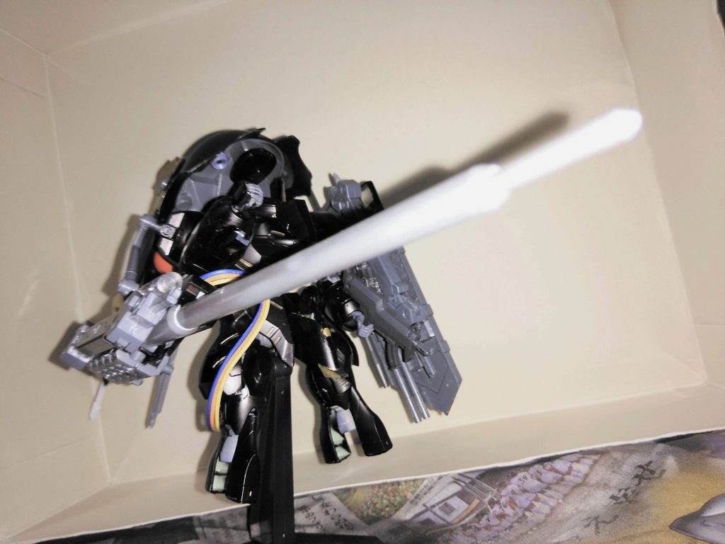 ダインスレイヴ発射時は機体右腕部に固定します。前の改造の時に胸部に装甲を追加したのでロディ特有のカメラアイが見えなくなってるけど逆にいい感じになってる気がする。