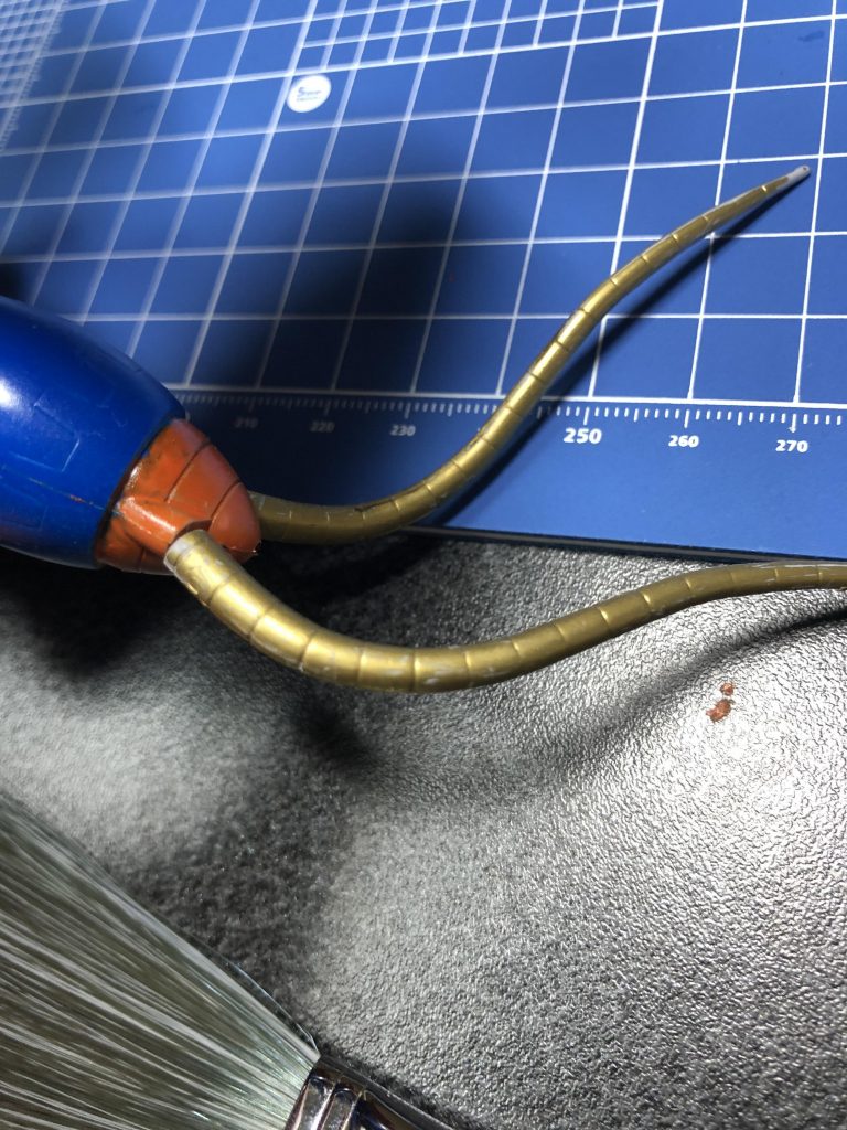 ヒートロッドを塗る場所、ガンダムマーカーを使ったんですが古かった様で金色ではなくなんかもう泥水？ヘドロ？みたいな色になってました……なので、すぐ新しいの買いに行きました笑