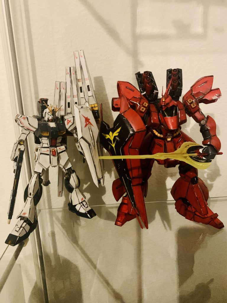 元々メッキ加工のνガンとサザビーを探していて、初めて雷王さんを訪ねて結局説得されるがまま通常版を購入したという思い出。。今度はHi-νとナイチンも並べて飾りたいですね。