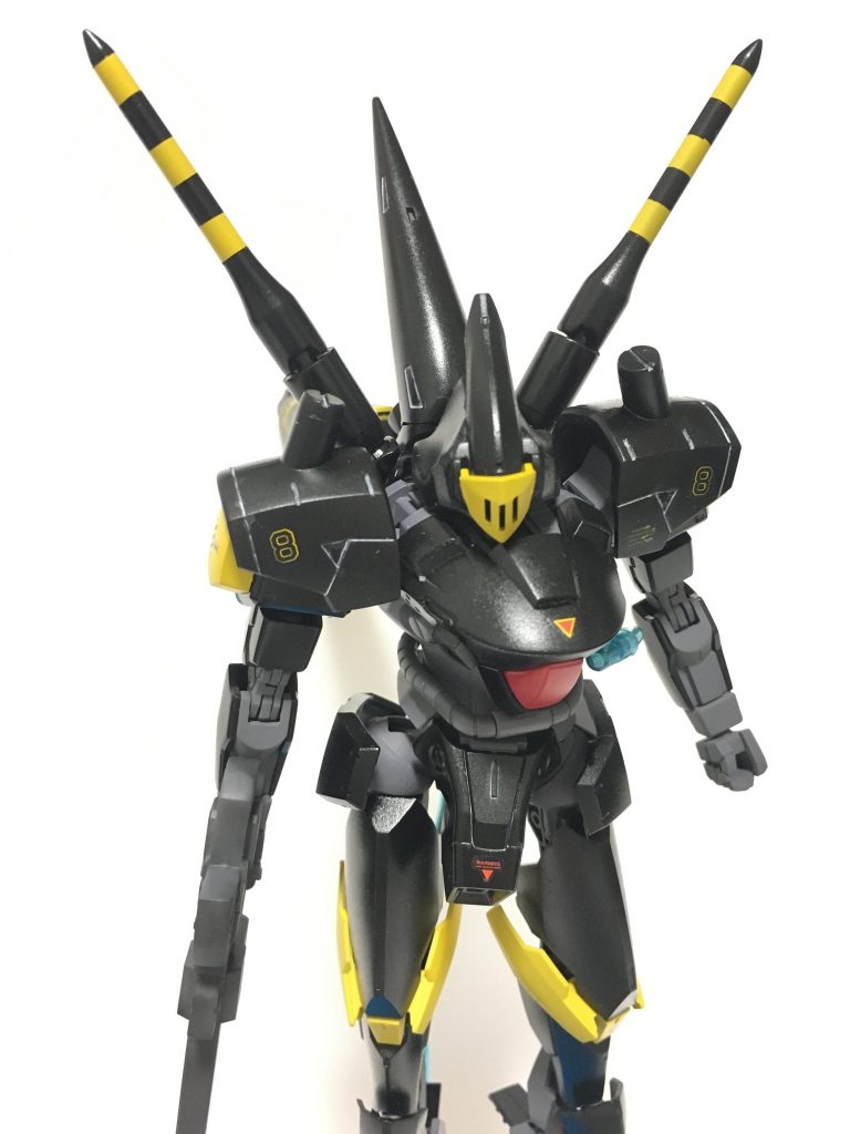 両肩の後ろから伸びる2本の突起物がビーム吸収部です。避雷針のようにビームを吸い込みます。