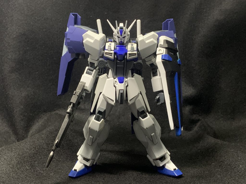 正面。肩部、脚部はスラスターがあって追加装甲をしている感じが出ているmk-Ⅱのものに変更しています。また、腰部のサイドアーマーは個人的な好みでZガンダムに変更しています。胸部にはユニバースブースターのダクトを追加しました。