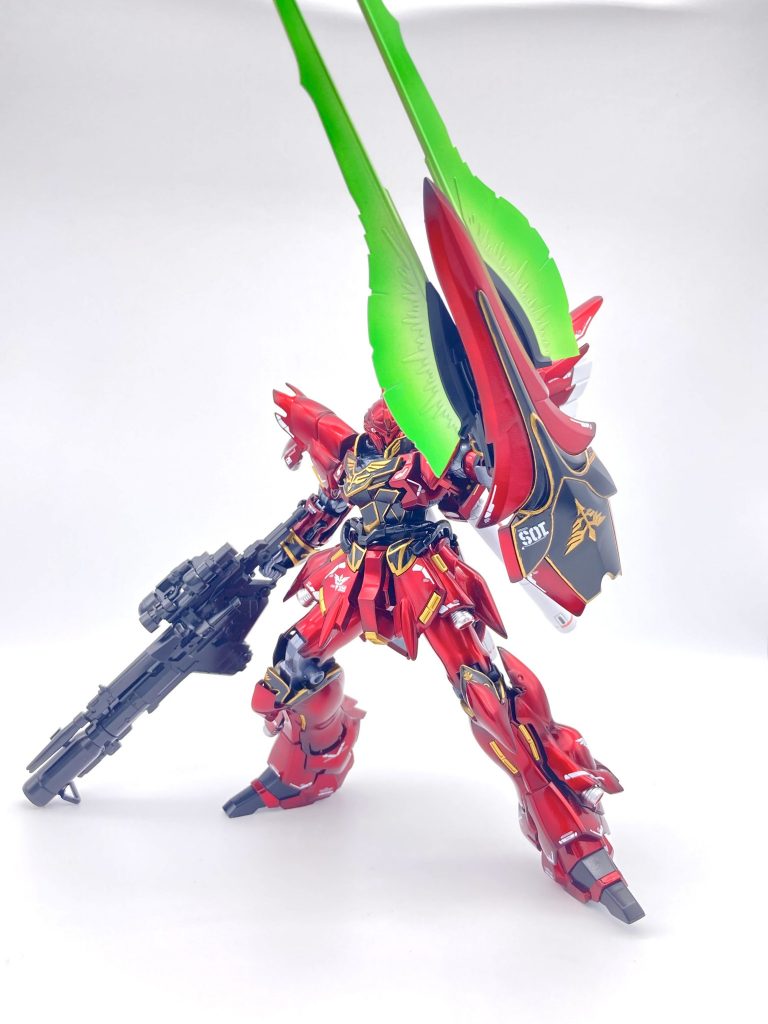 サーベルはピュアホワイト・蛍光イエロー・蛍光グリーンの3色で塗装しました。