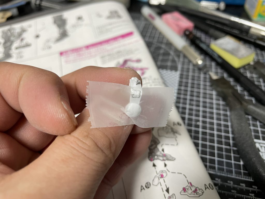 工作はほぼしてないのですが1箇所だけ。アキレス腱あたりの外装にディテールごとラインが走ってたので、メンディングテープ（テープの上に書き込みできる）を貼りシャーペンでディテールを写しとり、プラ板に貼って切り出し表面処理後貼り付けてます。