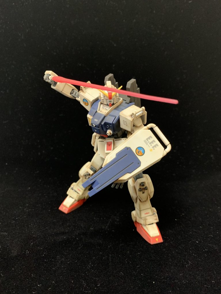 ビームサーベルを構えたところ。