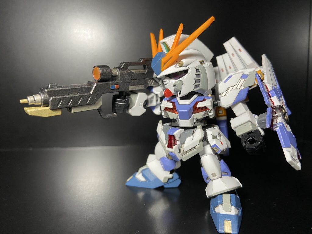 ハイメガビームライフルνガンダムに実装されなかった、対戦艦級のビーム兵器。火力・射程共に十分。出力調整で連射も可能であるが、取回しの悪さからMS戦では通常のビームライフルが主に採用された。ユニコーンガンダムはカートリッジ化する事でこの問題点を解消している。