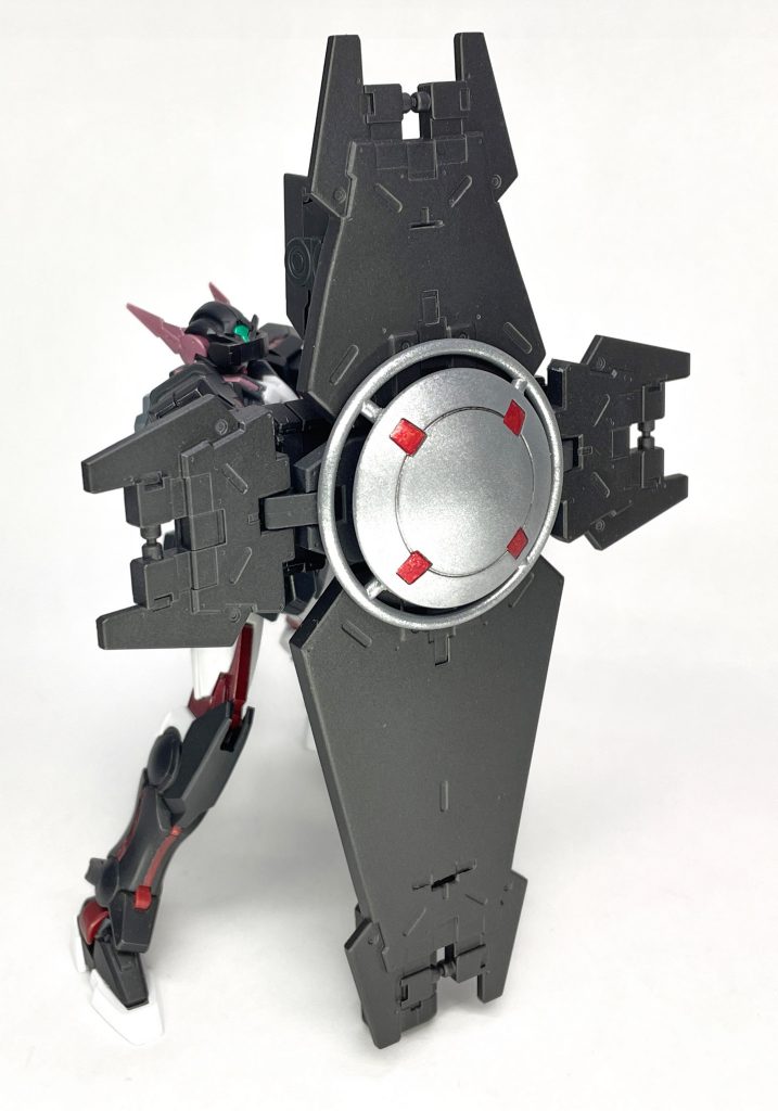 武器の表側は、複数の盾を組み合わせて巨大なシールドになっています。ジョイントの関係で左右のパーツは展開します。