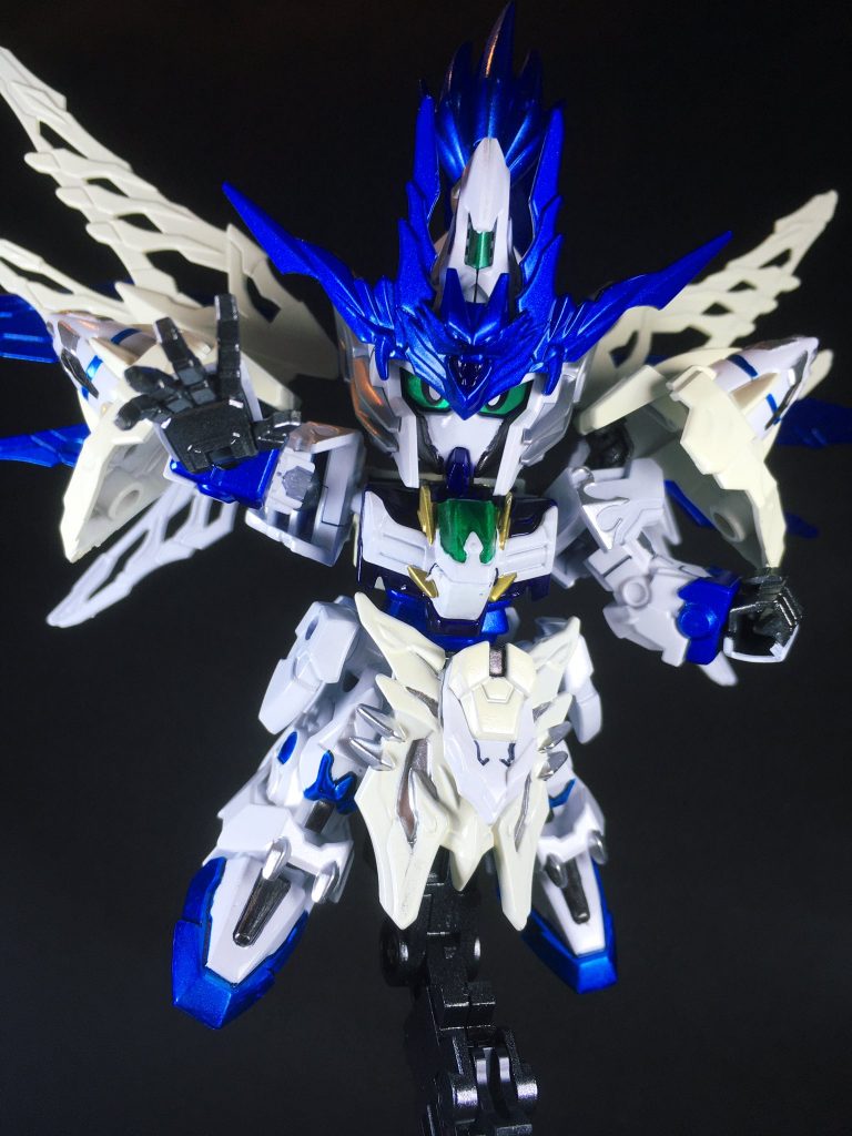 ~~~~~~~~~~~~〜〜SD三国創傑伝・オリジナル武将の第七弾です。『ガンダムビルドダイバーズ Re:RISE』よりダブルオースカイメビウスを演者に設定し、晋の文鴦モチーフで製作しました。文鴦は三国志の中でもかなり終盤に初登場する武将です。既に七十年以上も乱世が続いて集団戦術が発達し、かつてのように個人の武勇だけで戦局を左右する事は難しい「英雄なき時代」を迎えていました。そんな時世に綺羅星の如く出現し、同時代随一の豪傑無双で勇名を馳せたのが文鴦です。羅貫中『三国志演義』では、当時すでに一世代昔の英雄として伝説になっていた趙雲子龍の活躍を彷彿とさせる、と敵味方から称賛された様子が描かれています。