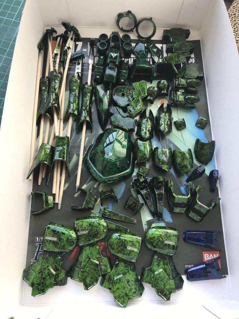 デカール→トップコート→研ぎ出しが上の写真で、その後さらにトップコートを吹いたのがこの写真です。いい感じに段差が消えて、思うようなツヤが出てきました。この時点でコンパウンドは一部だけでいいんじゃないかなぁって思ってます。