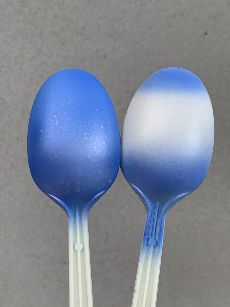 スプーンで練習。ダマが飛んでダメダメです。