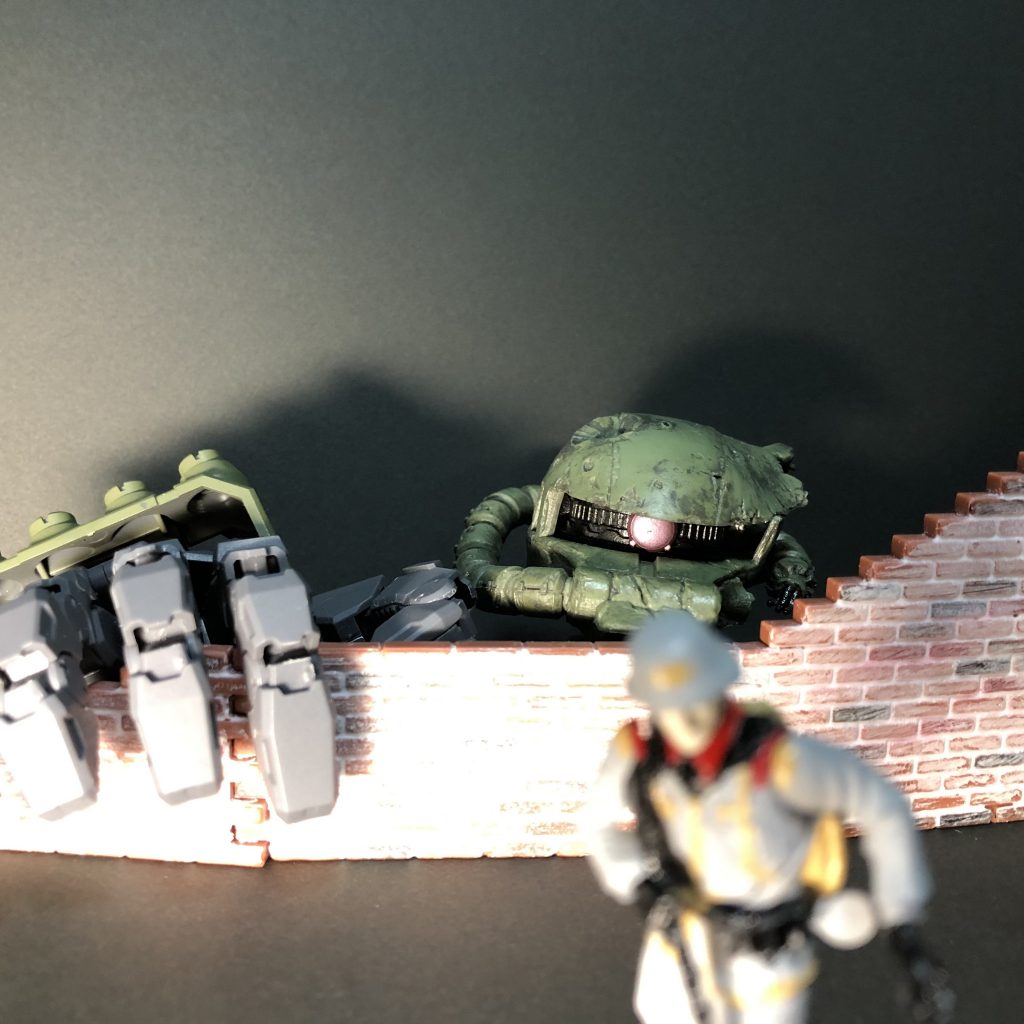 連邦兵Bの証言「基地は大混乱でした。初めて見るモビルスーツに皆、激しく動揺していました。」