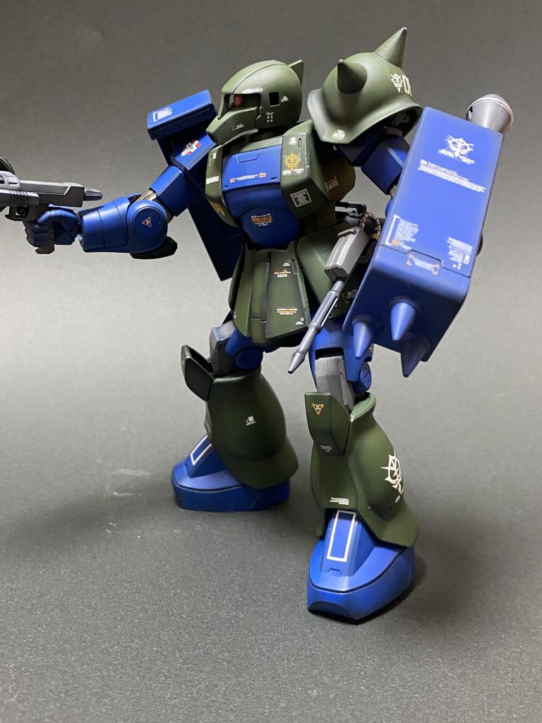 ちょっとジオンの軍章が多すぎたかもしれません(笑)一応、ナックルシールドと肩のシールドで重装感を出してみました。