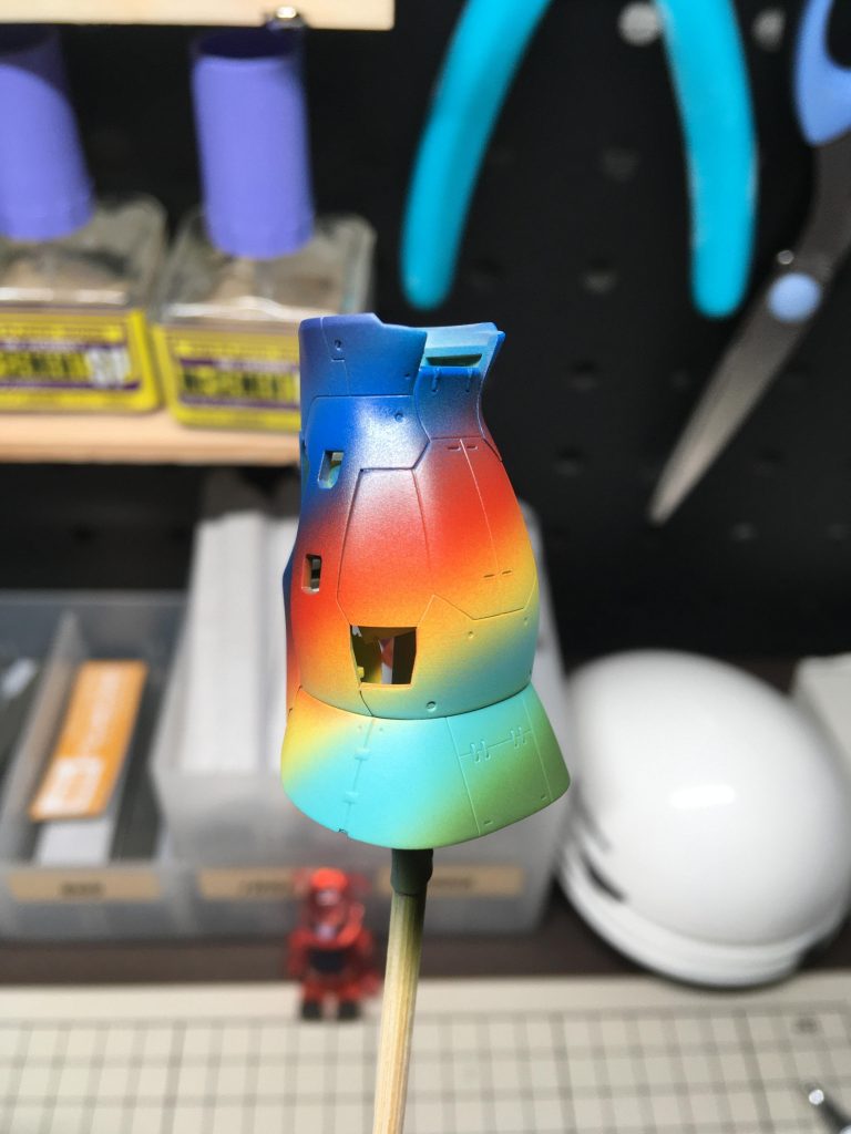 太もものグラデーション塗装です。グラデーション塗装するパーツに同じ様に塗装しています！