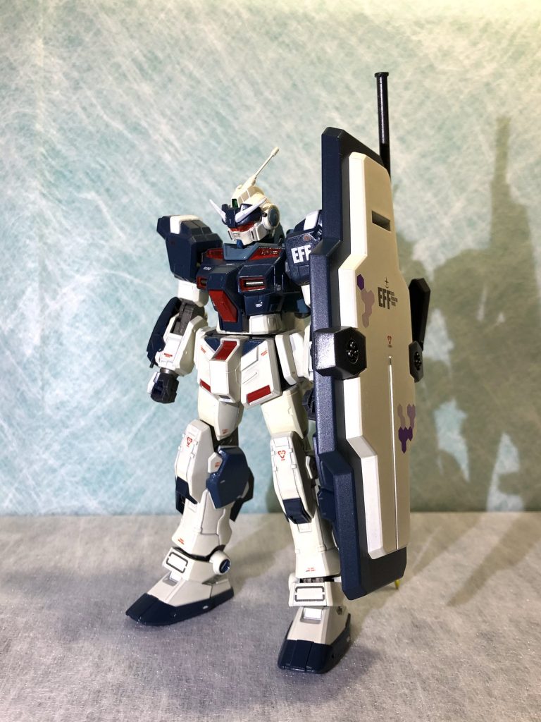 ペイルライダー陸戦仕様をベースに形状の異なる、頭部、バックパック、脹脛周辺にポイントを置いて製作しました。ランスは鉄血セットを改造、シールドはガードカスタムの物を使っております。(最初はシールド自作してました笑)デカールは市販されているオリジン局地戦ガンダムの物です。